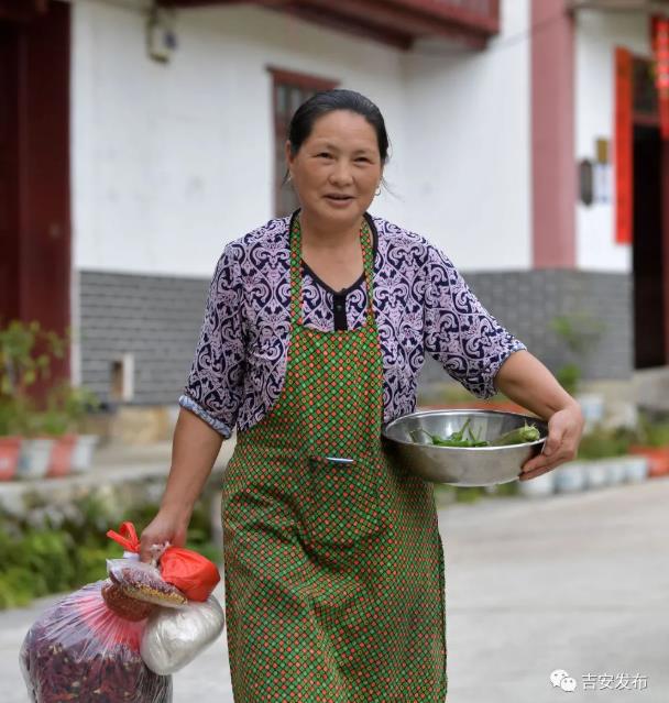 神山村村民彭夏英在自己開(kāi)的農(nóng)家樂(lè)給游客準(zhǔn)備飯菜