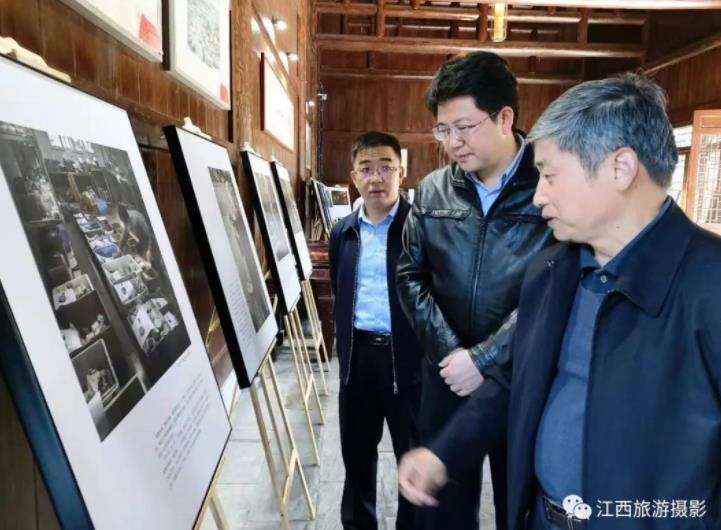 銅鼓縣委書記江偉斌，縣長黃為民在熊省長專題攝影展廳參觀
