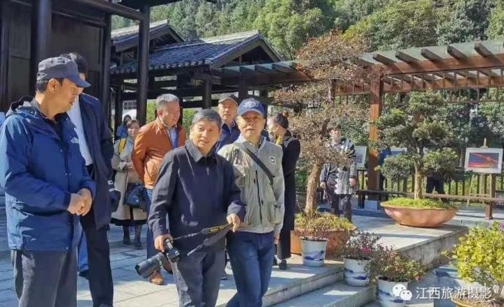 省人大教科文衛(wèi)委原副主任舒仁慶、北京航拍專業(yè)委員會主席劉寬新參觀攝影作品展