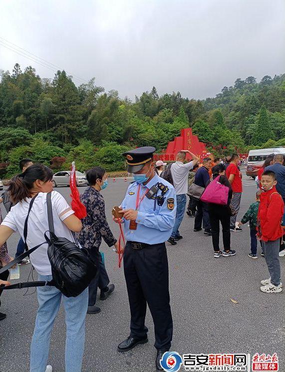 景區(qū)行政執(zhí)法人員檢查督促導(dǎo)游持證上崗情況