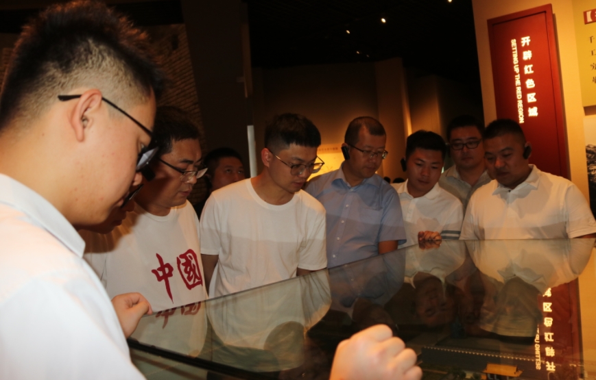 晟鼎股份銷售年中總結(jié)會議參觀博物館